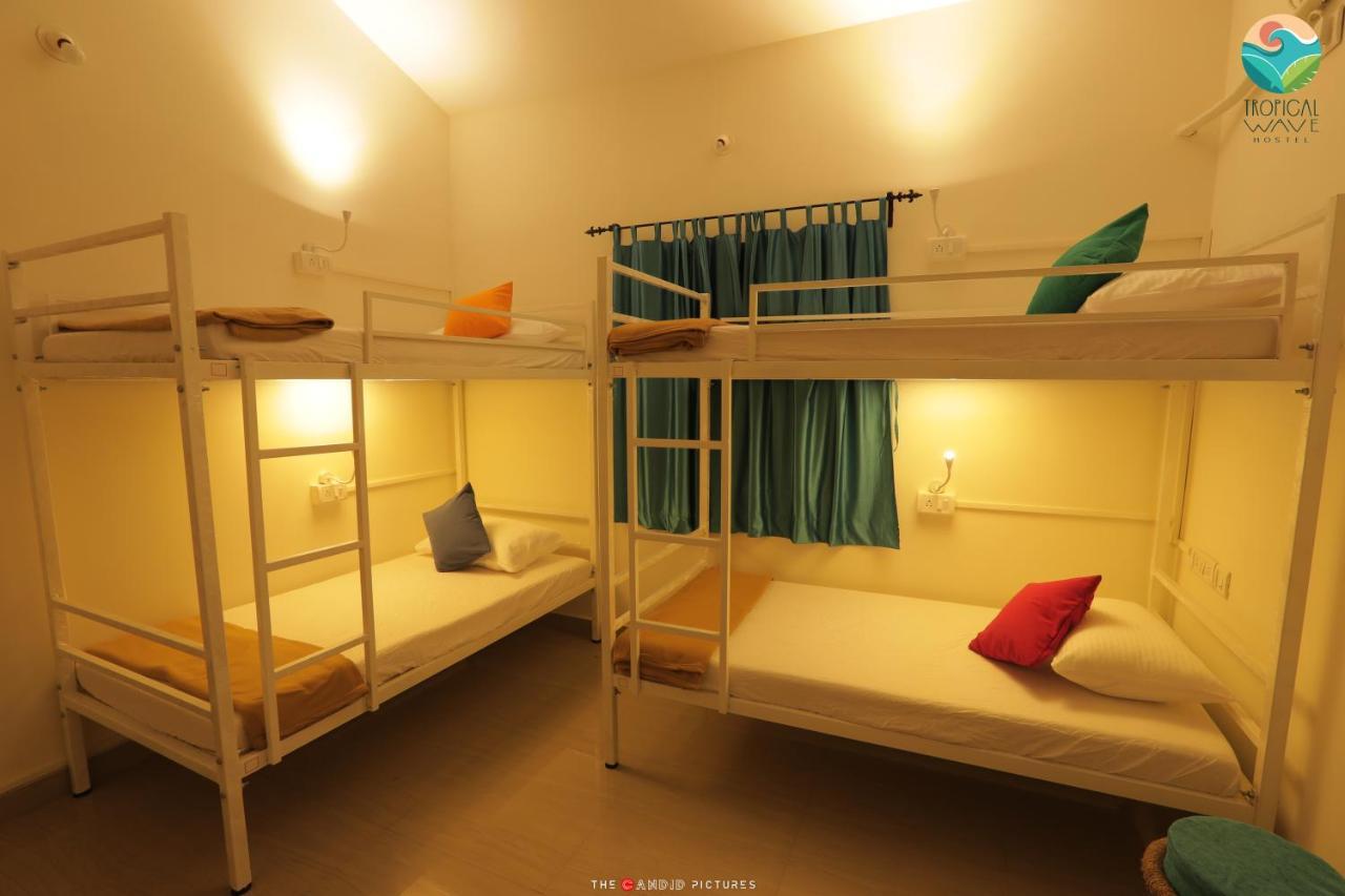 Tropical Wave Hostel Morjim Goa Exterior foto