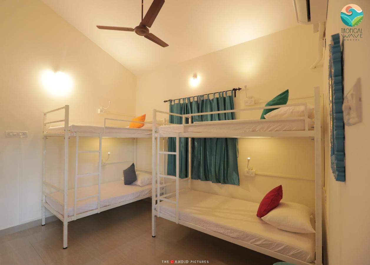 Tropical Wave Hostel Morjim Goa Exterior foto