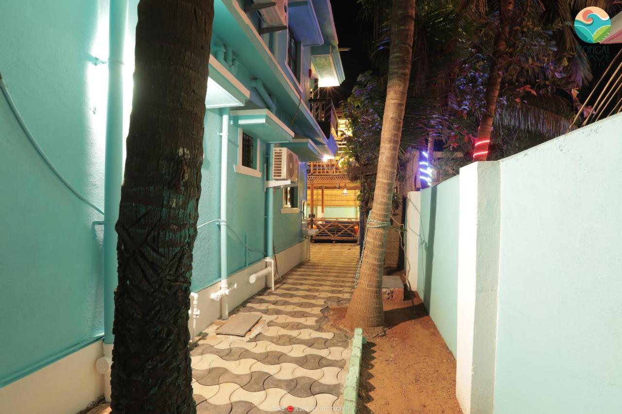 Tropical Wave Hostel Morjim Goa Exterior foto