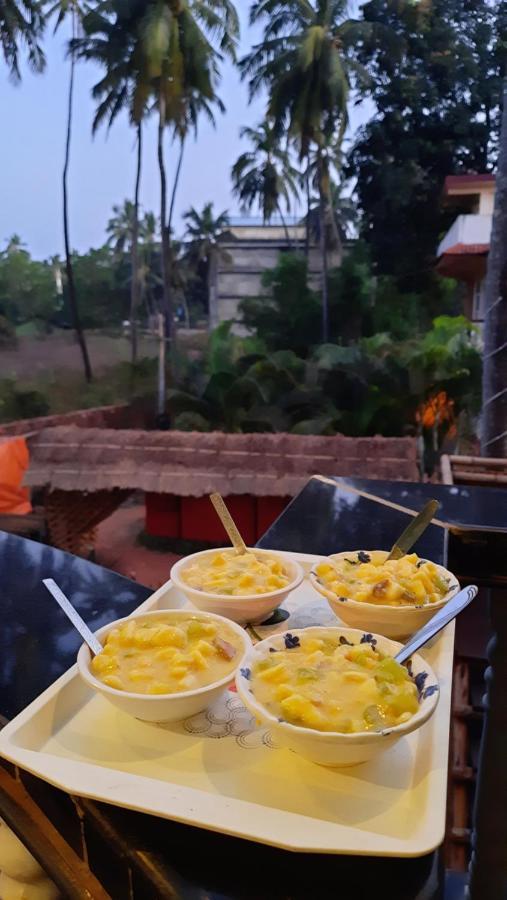 Tropical Wave Hostel Morjim Goa Exterior foto