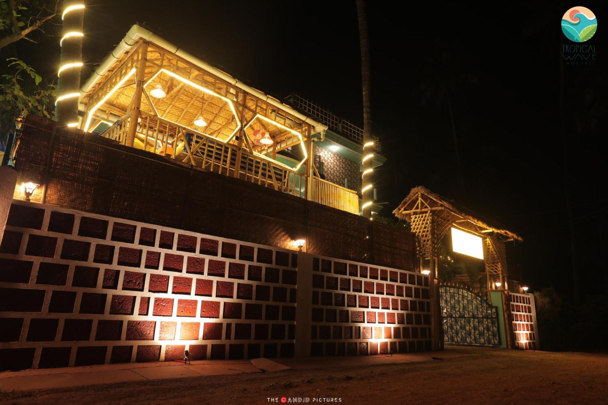 Tropical Wave Hostel Morjim Goa Exterior foto