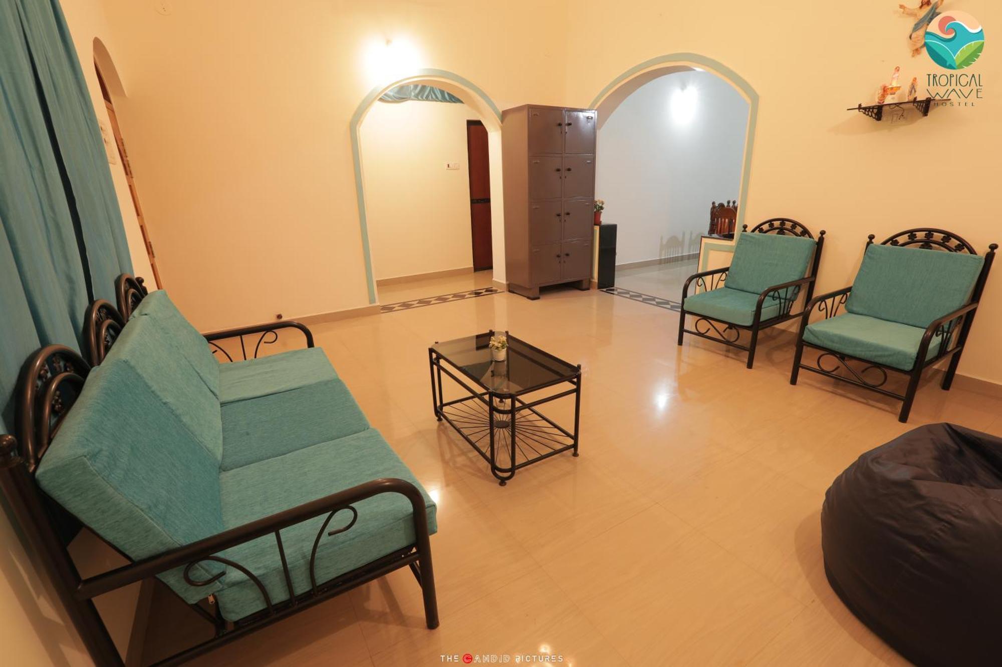Tropical Wave Hostel Morjim Goa Exterior foto