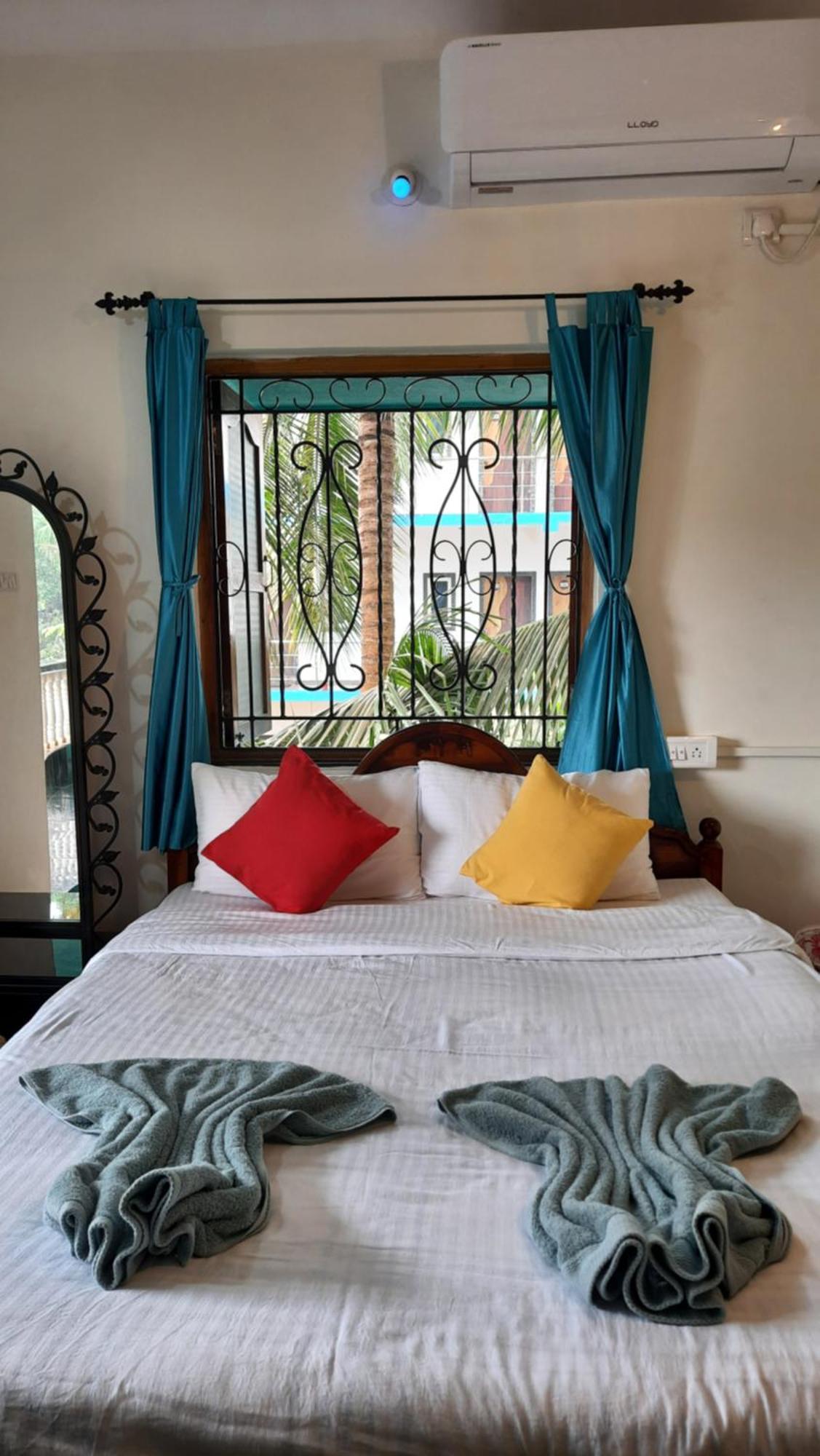 Tropical Wave Hostel Morjim Goa Exterior foto